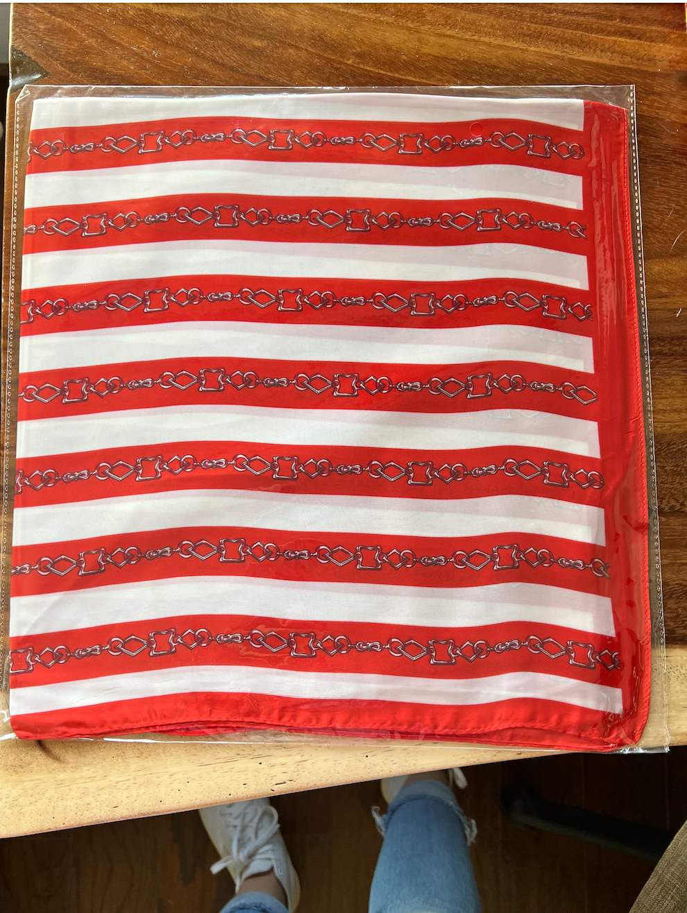 Pañuelo rayas rojas y cadena
