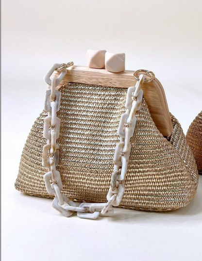 Clutch cadena y piedra dorada