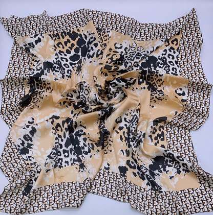 Pañuelo animalprint y signo