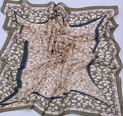 Pañuelo animal print tonos neutros