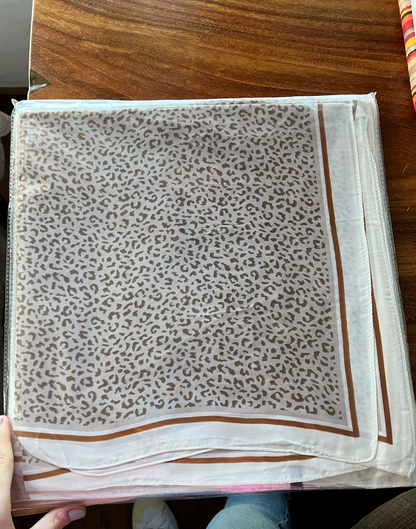 Pañuelo cheetah hueso con rosa