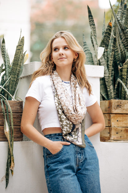 Pañuelo animal print tonos neutros