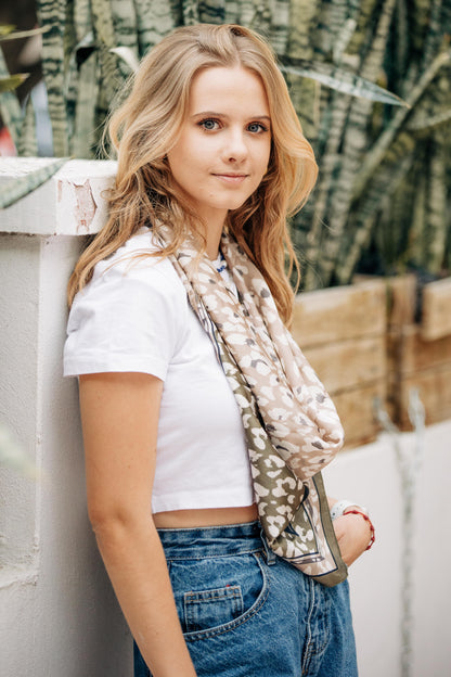 Pañuelo animal print tonos neutros