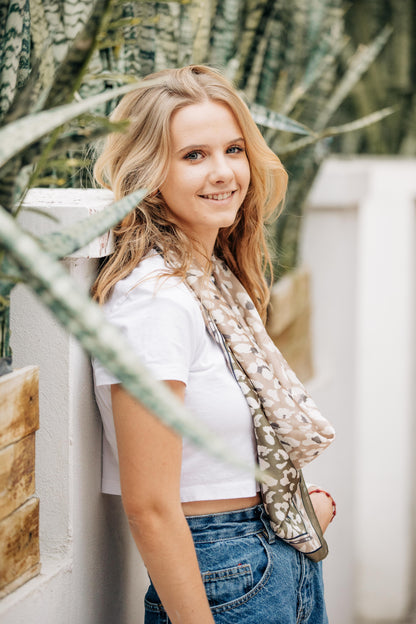 Pañuelo animal print tonos neutros