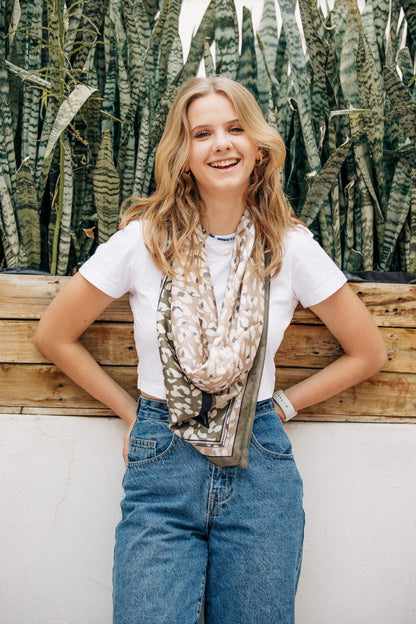 Pañuelo animal print tonos neutros