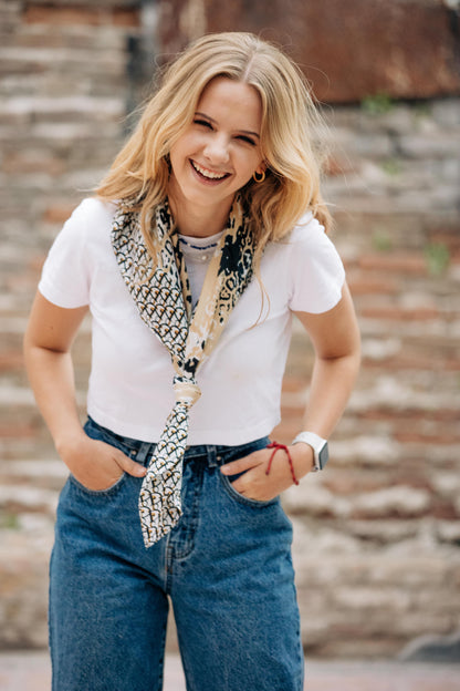 Pañuelo animalprint y signo