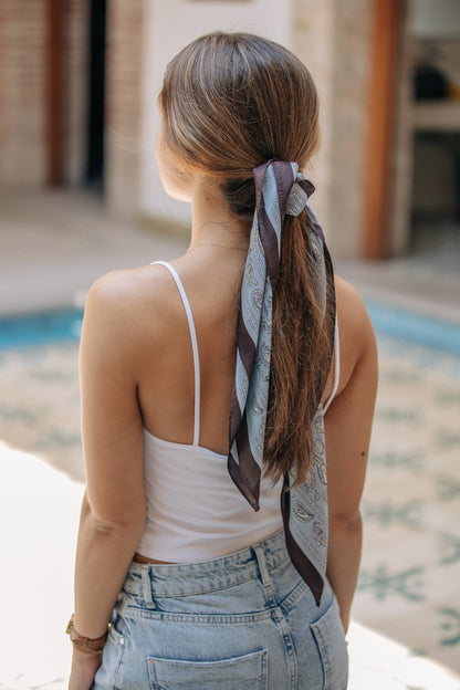 Pañuelo azul marco negro