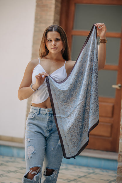 Pañuelo azul marco negro