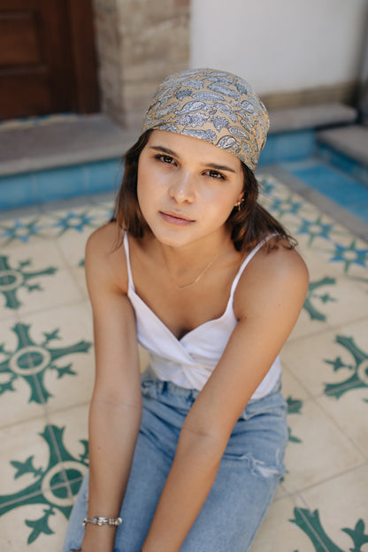 Pañuelo beige marco negro