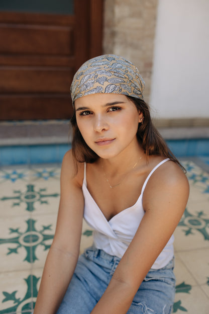 Pañuelo beige marco negro