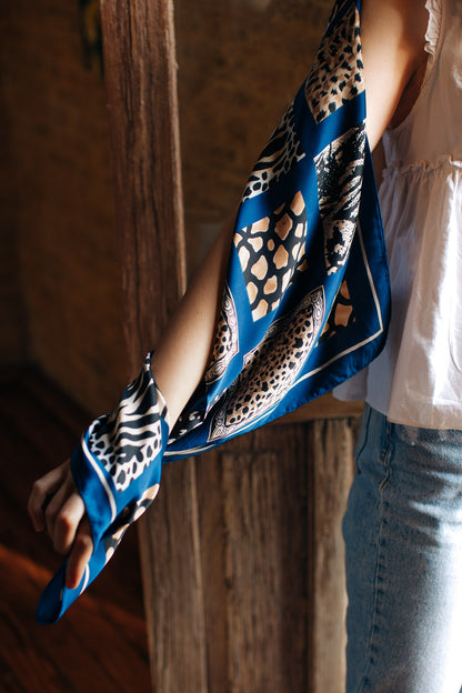 Pañuelo cuadricula animal print y azul