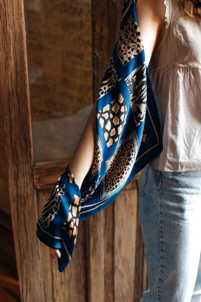 Pañuelo cuadricula animal print y azul