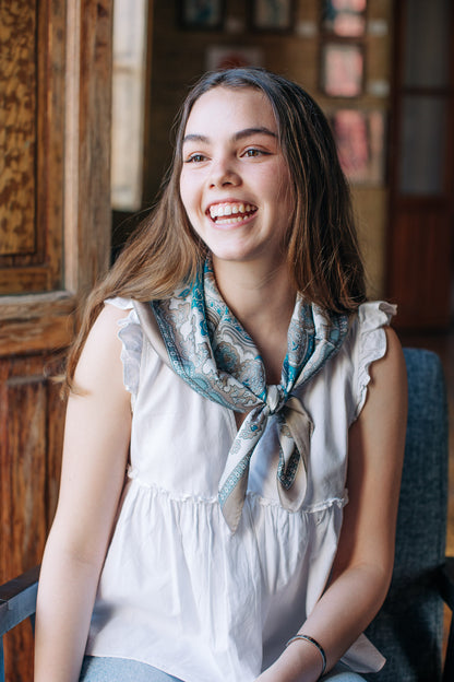 Pañuelo mosaico gris con aqua