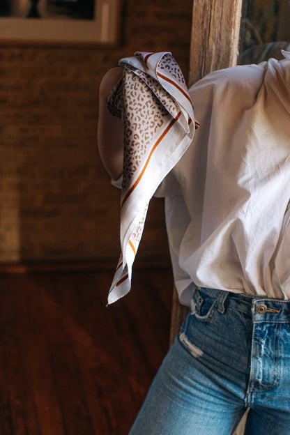 Pañuelo cheetah hueso con rosa