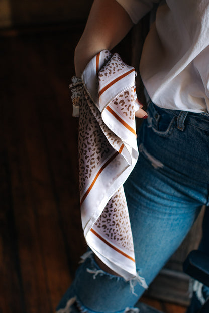 Pañuelo cheetah hueso con rosa