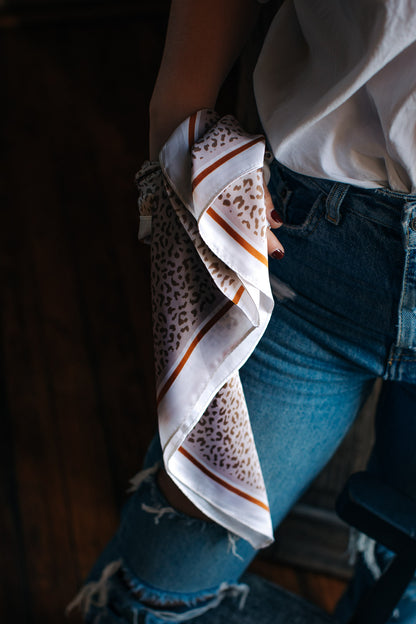 Pañuelo cheetah hueso con rosa