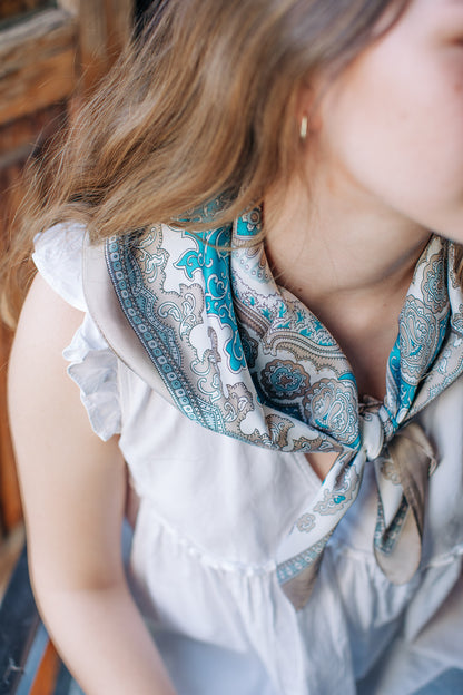 Pañuelo mosaico gris con aqua